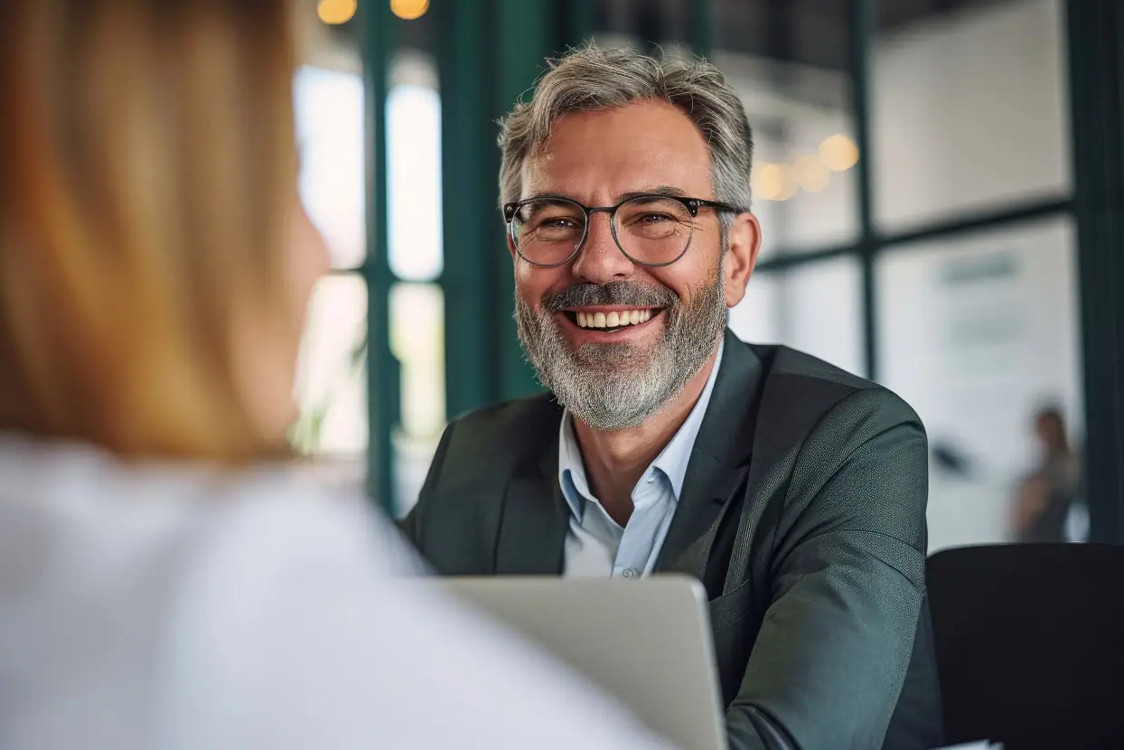 Geschäftsmann im Gespräch bei Corporate Pension Partner, Lächeln, professionell.