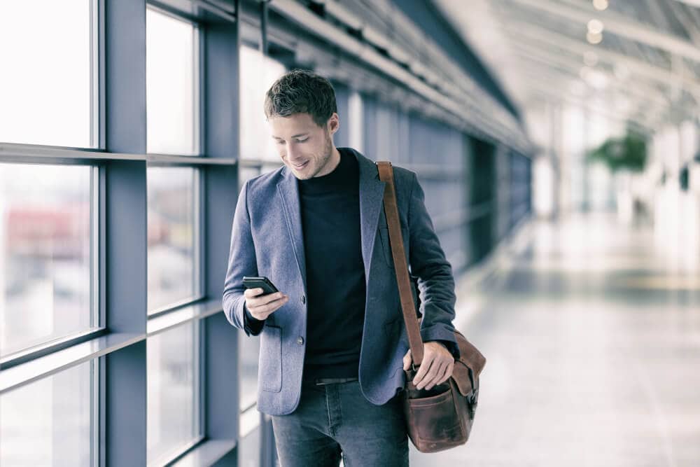 Junger mann am Airport