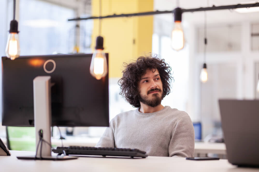 IT-Spezialist arbeitet am Computer im modernen Büro